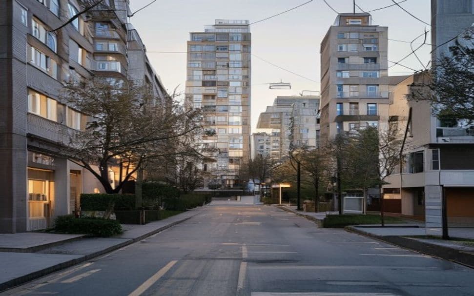 Спокойная жилая улица Москвы рядом с современными домами.